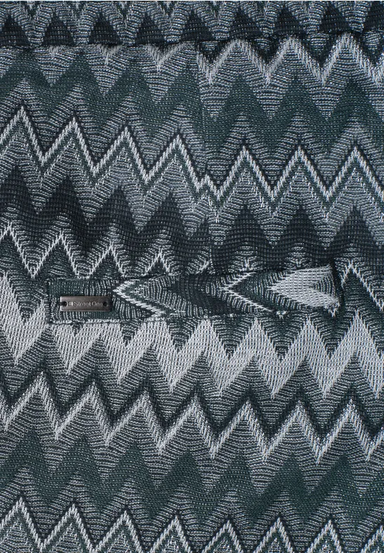 Wiederkehrendes Chevron-Muster in Grautönen mit abwechselnden Zickzacklinien auf Textilstruktur.