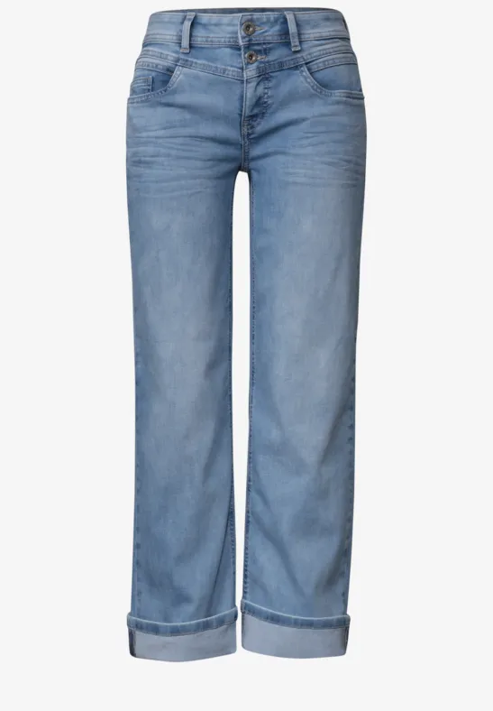 Hellblaue, weit geschnittene Jeans mit hochgekrempelten Beinabschlüssen.