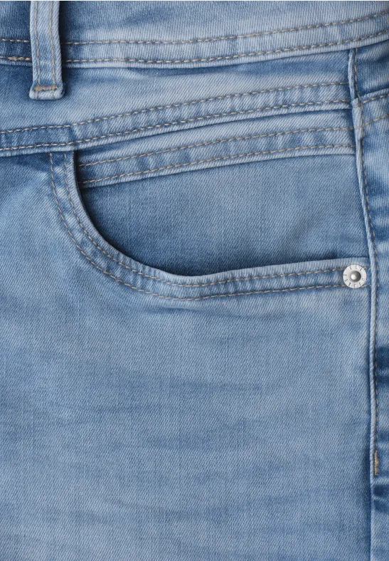 Nahaufnahme einer hellblauen Jeanshose mit sichtbarer Vordertasche