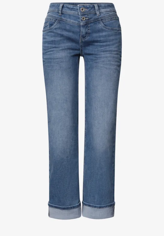 Eine dunkelblaue Jeanshose mit geradem Schnitt und umgeschlagenem Saum.