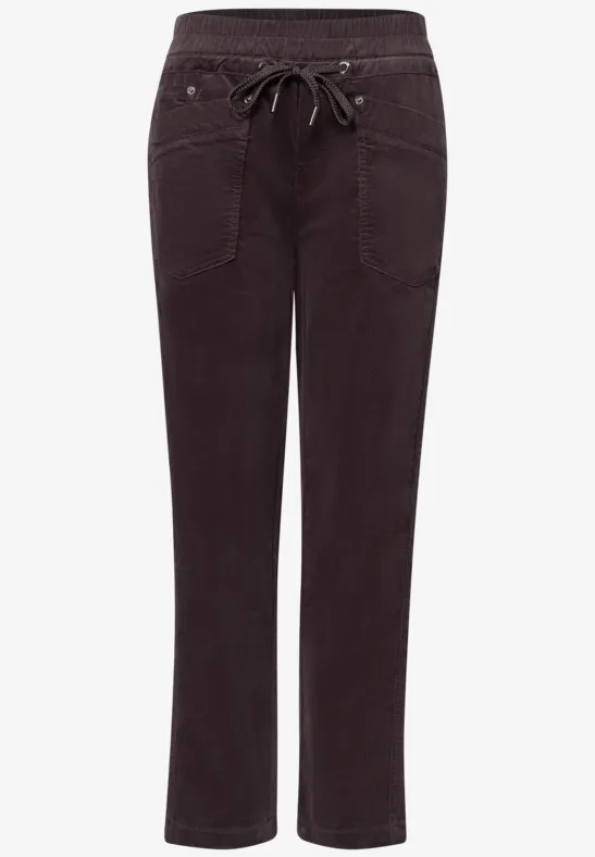 Dunkelbraune Freizeithose mit Gummizug und Tunnelzug, gerader Passform und aufgesetzten Taschen.
