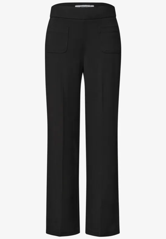 Schwarze, gerade geschnittene Hose mit hohem Bund und aufgesetzten Taschen.