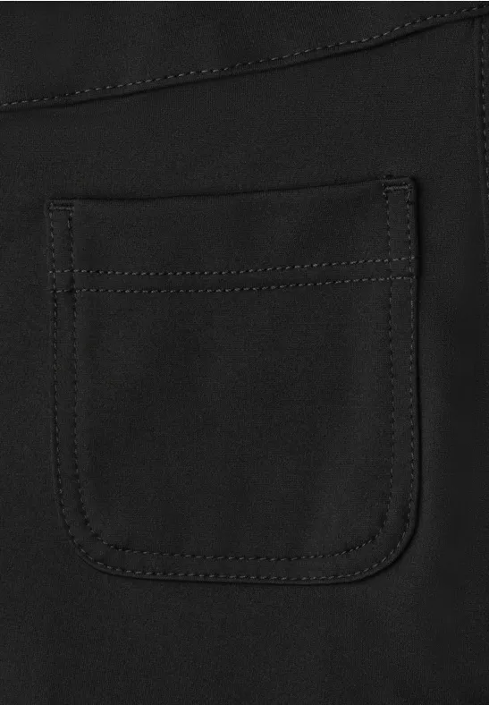 Schwarze Gesäßtasche aus Stoff mit abgerundeter Form und gut sichtbarem Nähtreihenprofil