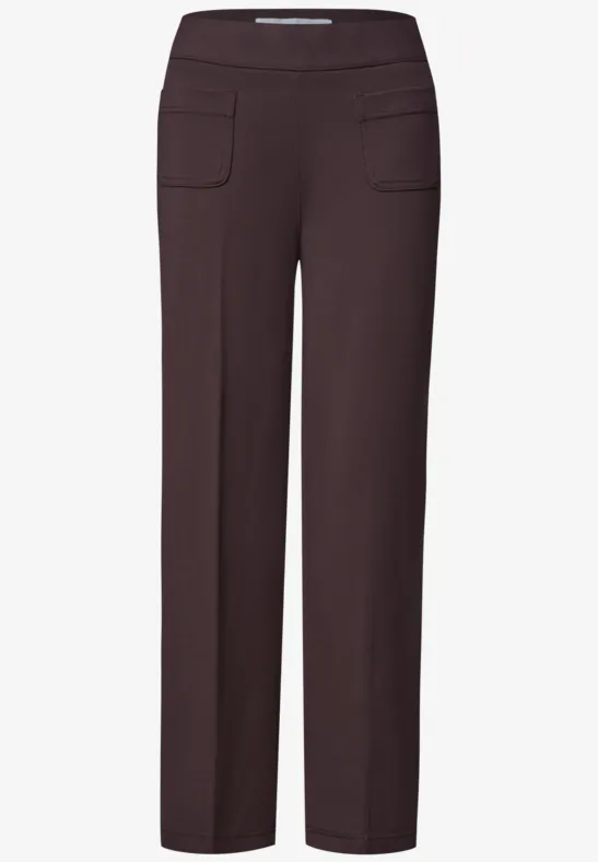Schlichte, dunkelbraune Damenhose mit weitem Bein und aufgesetzten Taschen.