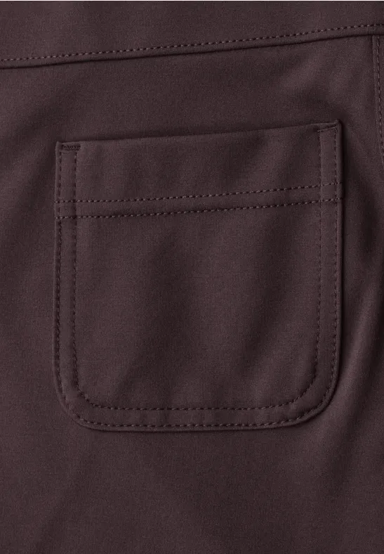 Nahaufnahme einer dunkelbraunen Stofftasche mit eckiger Form und sichtbaren Nähten.