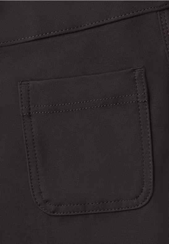 Nahaufnahme einer schwarzen Stofftasche mit sichtbaren Nähten.