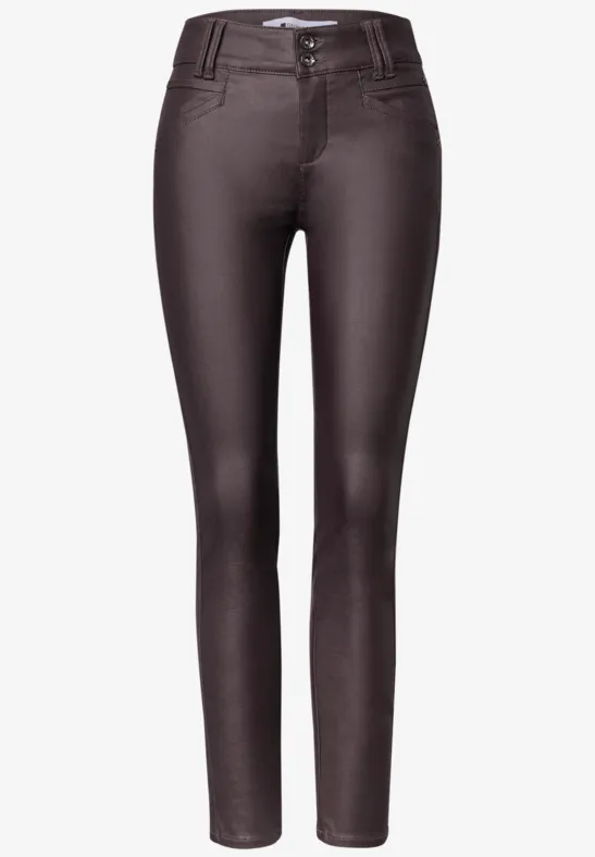 Braune, schmale Damenjeans mit enger Passform.