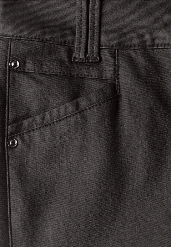 Schwarze Hose mit Gürtelschlaufen, schräg verlaufender Tasche und Metallnieten in Lederoptik.