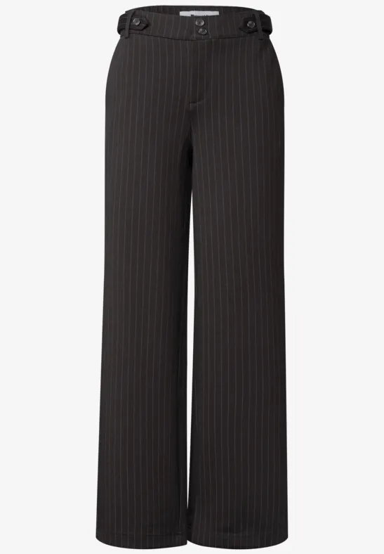 Schwarze, weite Bundfaltenhose mit feinem Nadelstreifenmuster und hoher Taille.
