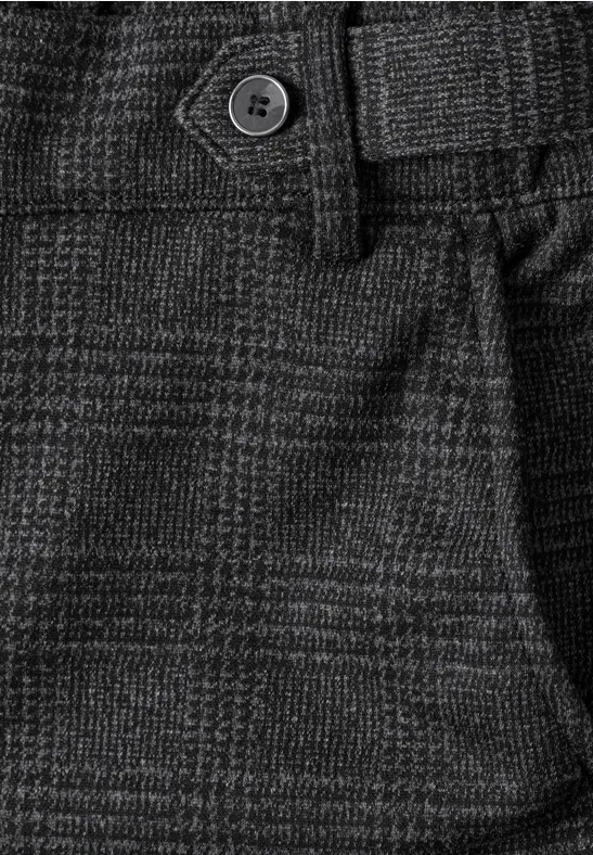 Nahaufnahme einer grauen Glencheck-Hose mit Gürtelschlaufen und Knopf
