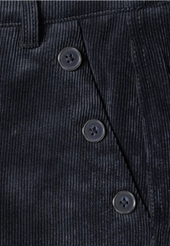 Close-up einer dunkelblauen Cordhose mit schräg verlaufender Knopfleiste