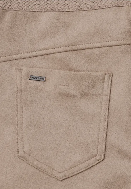 Hellbeige Wildleder-Look-Hose mit aufgesetzter Gesäßtasche und kleinem Markenlabel