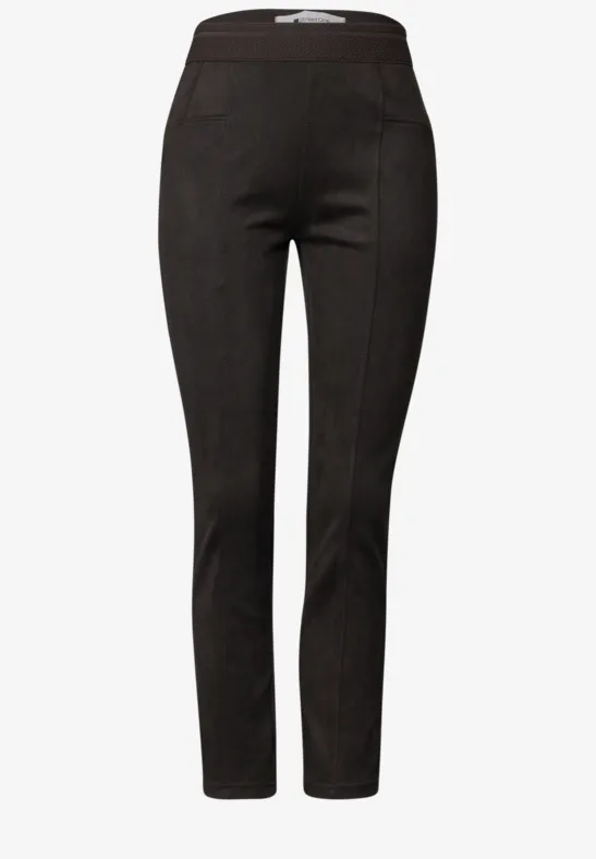 Schwarze, schmal geschnittene Damenhose mit schlanker Silhouette und glattem Stoff.