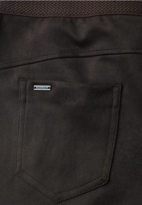 Dunkle Hose aus festem Stoff mit aufgesetzter Gesäßtasche und kleinem Markenlabel