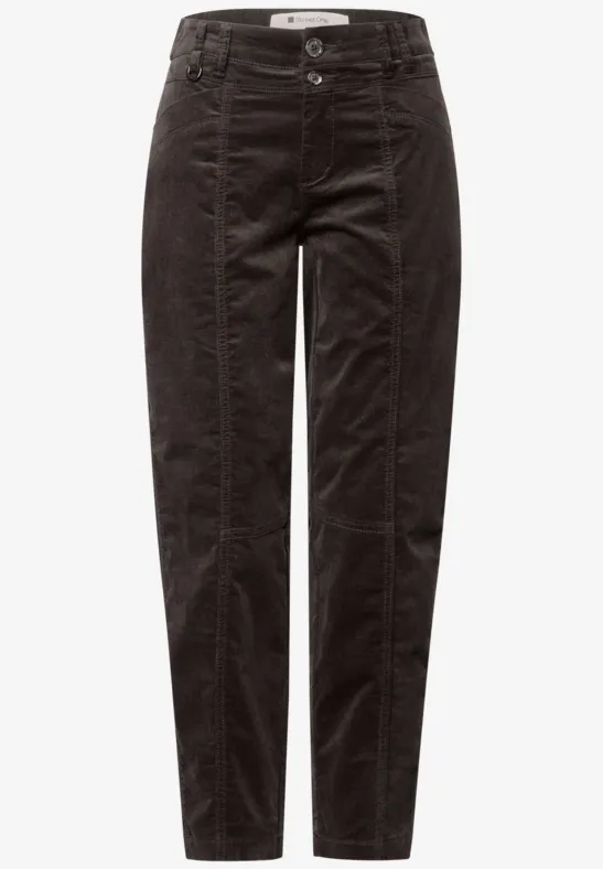 Schwarze, hoch sitzende Cordhose mit schmal zulaufenden Beinen und Naht-Details.