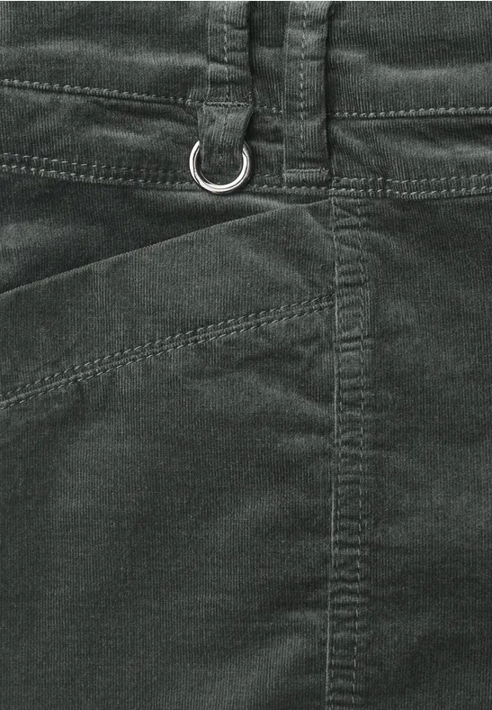 Nahaufnahme einer dunkelgrünen Cordhose mit Gürtelöse und D-Ring-Detail am Bund.