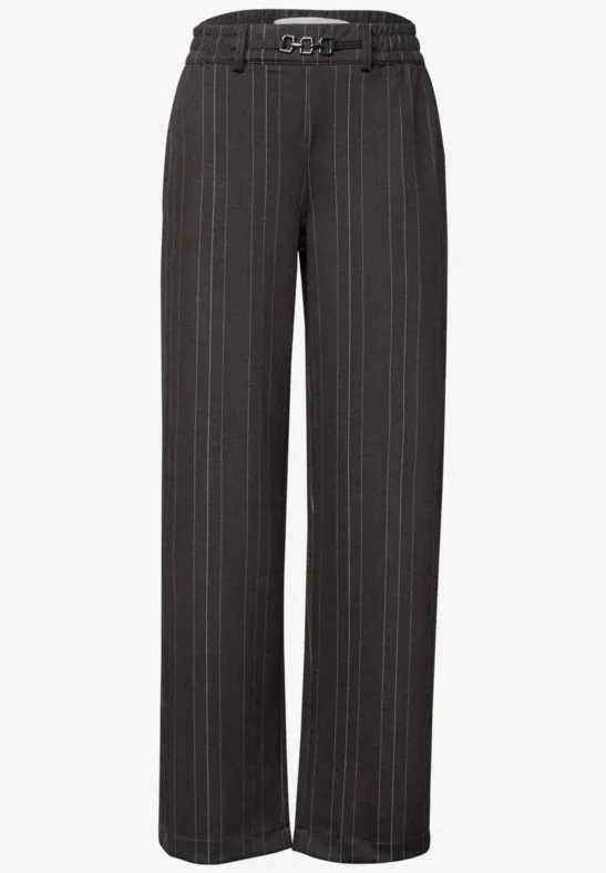 Schwarze, weite Hose mit Nadelstreifen, hohem Bund und passendem Gürtel.