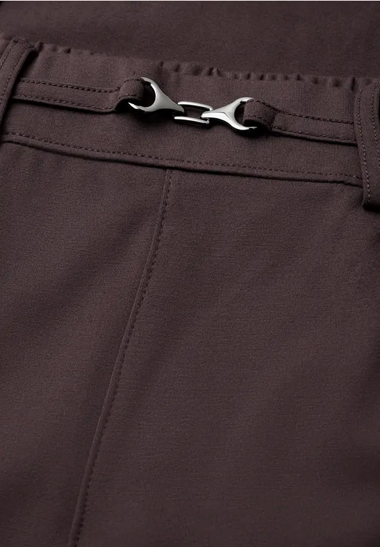 Dunkelbraune Hose mit Reißverschluss und silbernem Hakenverschluss