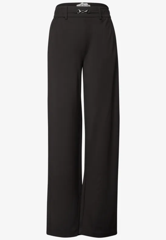 Zwarte, wijde damesbroek met hoge taille en losvallende pijpen.