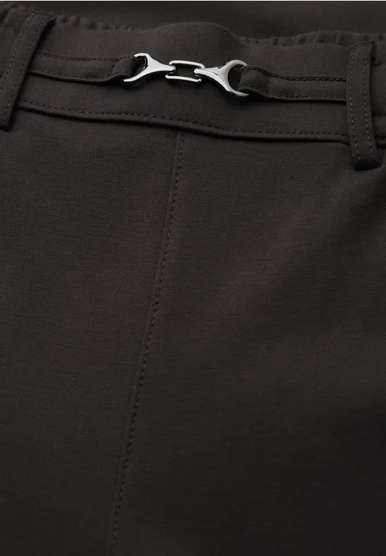 Zwarte broek met zilverkleurige haaksluiting bij de taille.