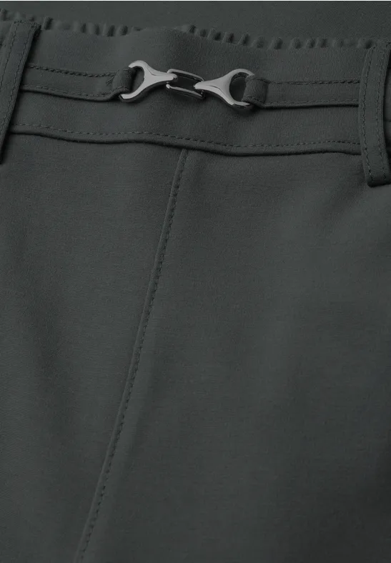 Donkere broek met een stijlvolle metalen gesp bij de taille