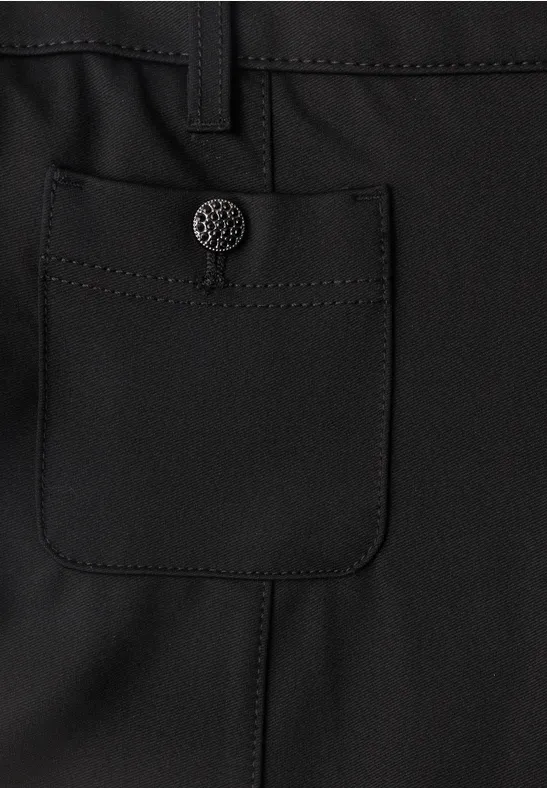 Schwarzes Kleidungsstück mit aufgesetzter Tasche und silbernem Druckknopf.