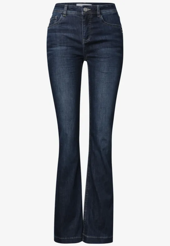 Dunkelblaue Jeans mit ausgestellten Beinen, mittelhoher Taille und enger Passform an Hüfte und Oberschenkeln.