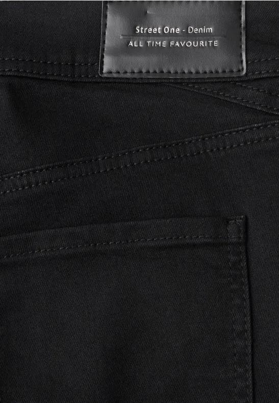 Nahaufnahme einer schwarzen Denim-Jeans mit Etikett 'Street One Denim All Time Favourite'.