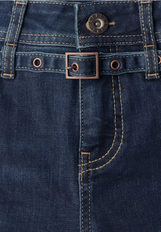 Dunkle Jeans mit schmalem Taillenriemen, Gürtelschlaufen, Metallösen und sichtbaren Nähten.