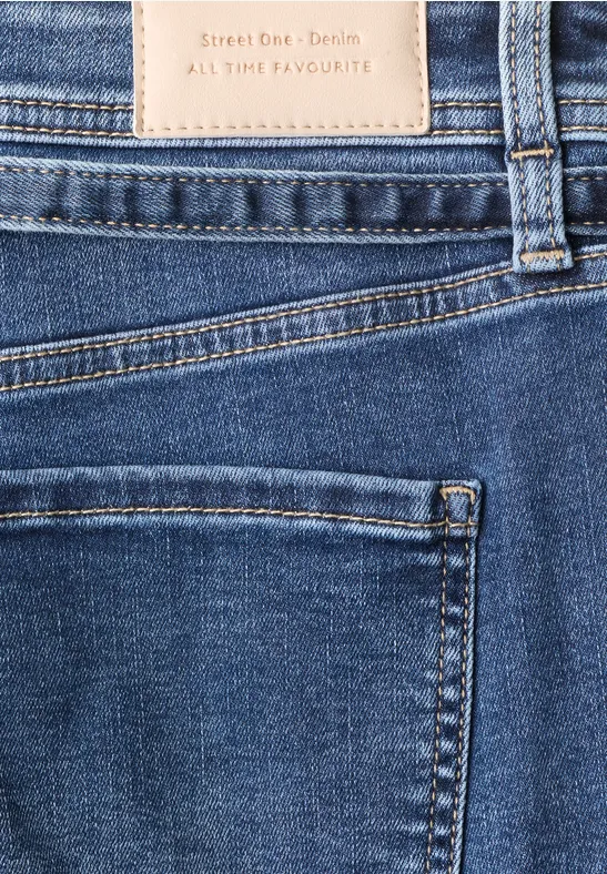 Nahaufnahme einer blauen Jeans mit sichtbaren Nähten, Gesäßtasche und Lederetikett.
