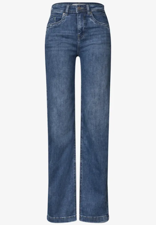 Eine gerade geschnittene, klassische blaue Jeans mit hoher Taille und fünf Taschen.