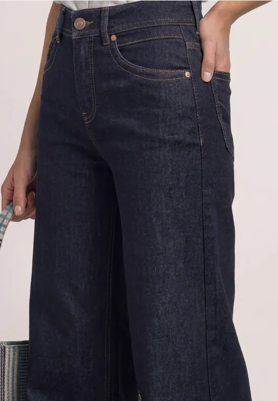 Eine hoch taillierte, weit geschnittene Damen-Jeans aus dunkelblauem Denim.