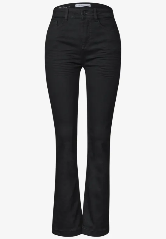 Schwarze, hoch taillierte Jeans mit leicht ausgestelltem Bein.