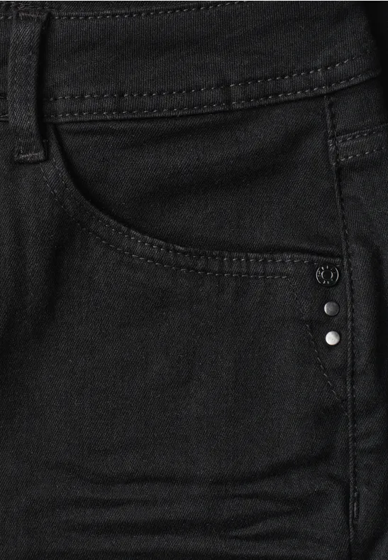 Schwarze Jeans aus Denim mit vorderer Tasche und silbernen Nieten-Details.