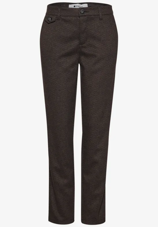 Dunkelbraune Damenhose mit feinem Muster, gerade geschnitten und seitlichen Eingrifftaschen.