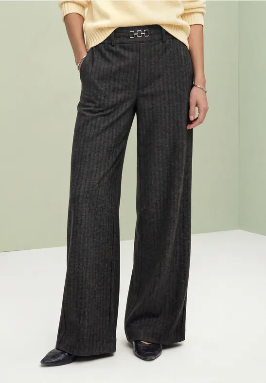 Wijde, donkergrijze broek met fijne krijtstrepen, hoge taille en subtiele gespsluiting.