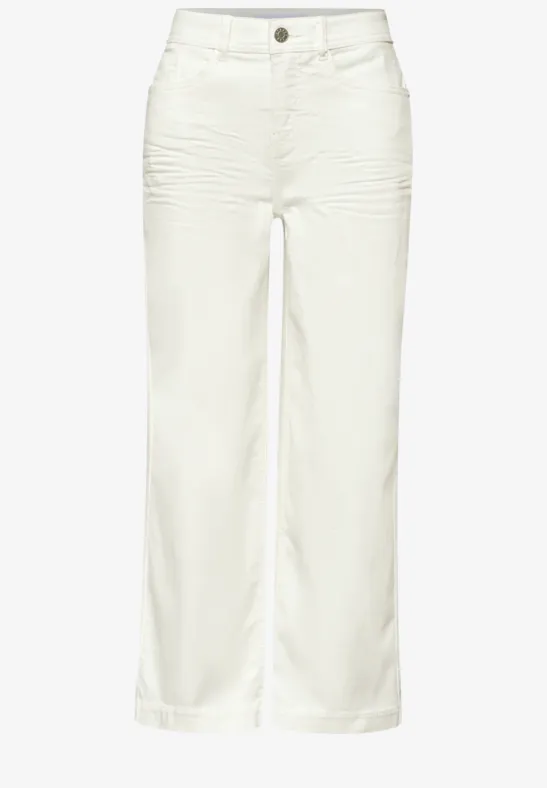 Weiße hochsitzende, gerade geschnittene Hose mit weitem Bein.