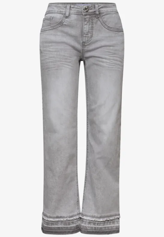 Grijze enkellange jeans met rechte pijpen en subtiele kanten rand onderaan.