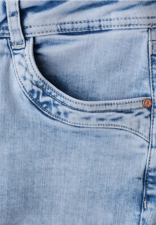 Nahaufnahme einer hellblauen Jeans mit Taschendetail und Gürtelschlaufe.