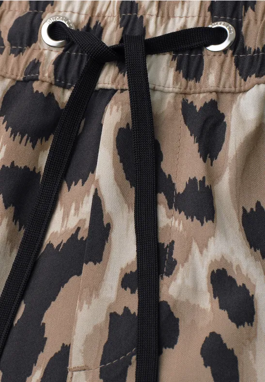 Beige-schwarzer Animal-Print-Stoff mit elastischem Bund und schwarzer Kordel durch silberne Ösen.