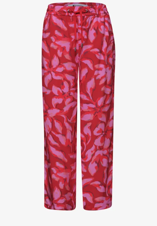 Rode, losvallende broek met roze bladerenprint en een elastische taille met trekkoord.