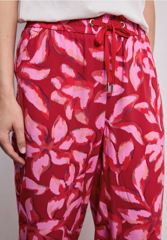 Rode broek met roze abstract patroon, losvallend met tunnelkoord in de taille.