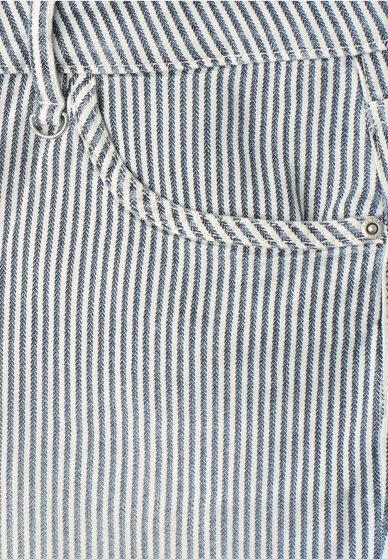 Nahaufnahme einer blau-weißen gestreiften Jeanshose mit Tasche und Kordeldetail.