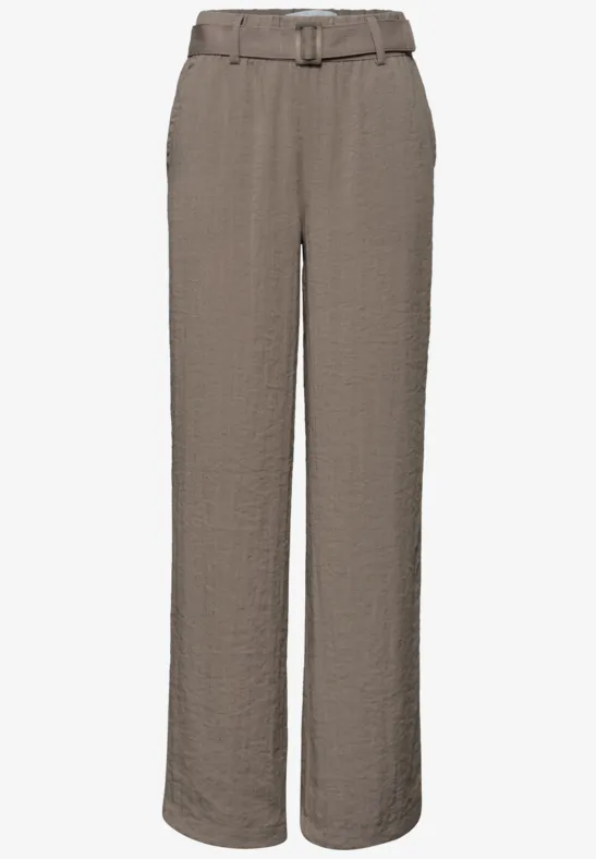 Hoch geschnittene, weite Leinenhose in Taupe mit Gürtel und seitlichen Eingrifftaschen.