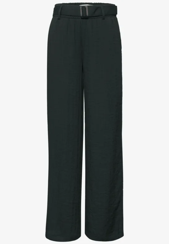 Schwarze, weite Hose mit geradem Bein und Taillengürtel.