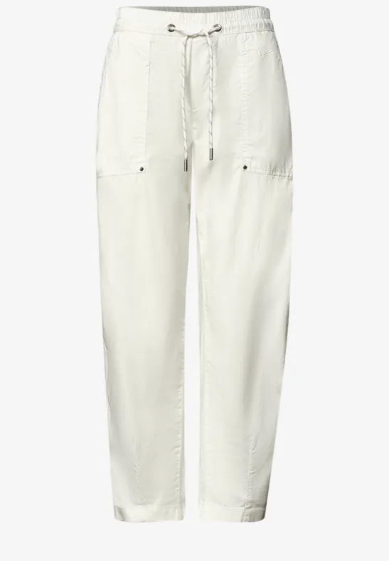 Witte, comfortabele broek van lichtgewicht stof met elastische taille en trekkoord.
