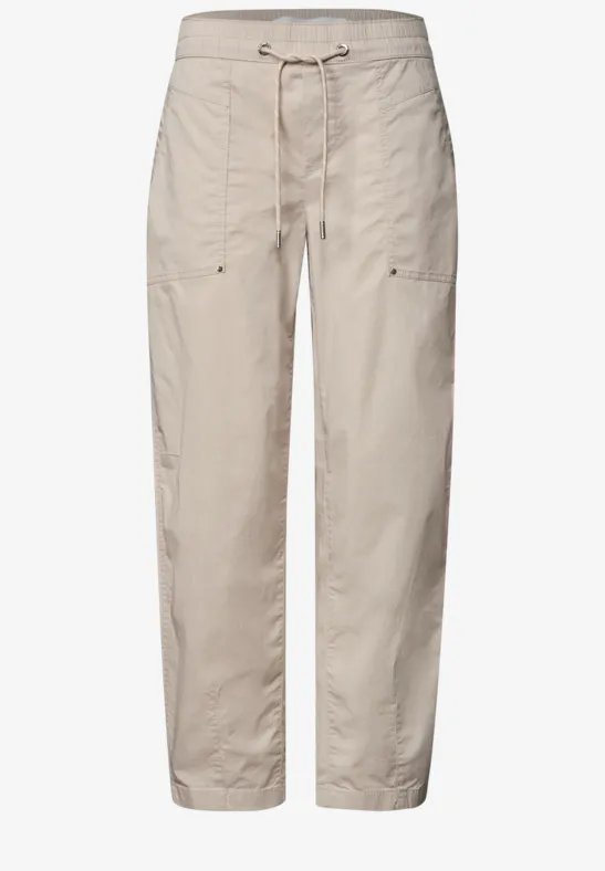 Beige cargo-broek met rechte pasvorm, opgestikte zakken en trekkoord in de taille.