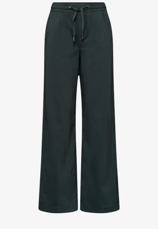 Schwarze, weite Hose mit elastischem Bund und Kordelzug.