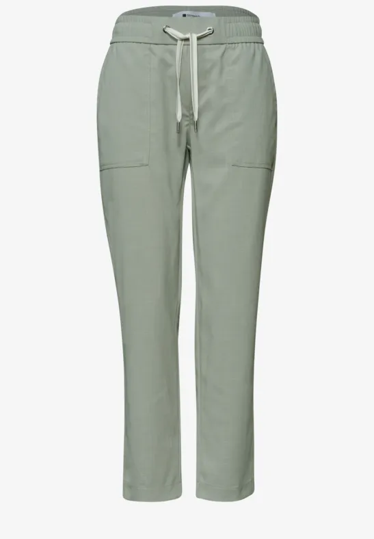 Lichte saliegroene broek met elastische taille, aantrekkoord en opgestikte zakken – comfortabel en casual.
