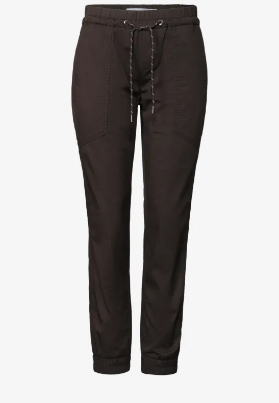 Schwarze Damen-Hose mit Kordelzug und schmal zulaufenden Beinen.